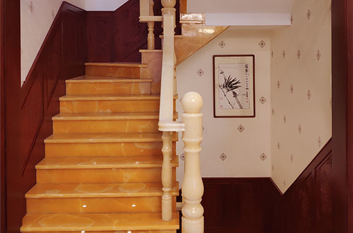 揭阳中式别墅室内汉白玉石楼梯的定制安装装饰效果